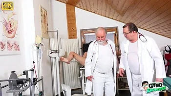 Keira Flow ado nerd se fait baiser dur par le docteur avec gros orgasmes