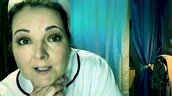 Enfermeira morena cruel sufoca mulher madura com saco plástico