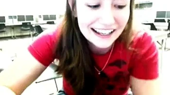 Brünette mit großen Titten masturbiert live am Webcam