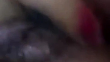 Jeune indienne 18+ se caresse la chatte poilue