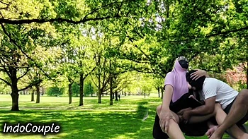Pareja indo follando al aire libre, chica con hijab chupando polla en parque
