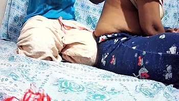 Dasi indienne Bhabhi et Dewar se branlent dans la chambre