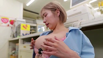 Rubia asiática sensible tiembla follando tras buscar trabajo