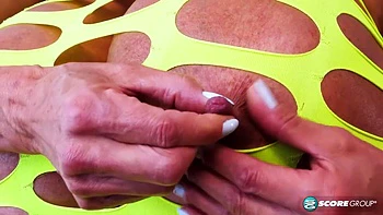 Mamilos, buceta e clitóris da Minka excitados