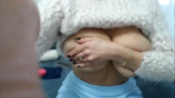 Blondes Babe zeigt große Titten beim Teasen