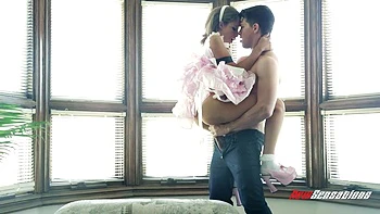 Natasha White, jovem loira com bunda grande fodida e gozada