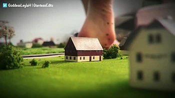 Leyla géante et son fantasme de pieds en ville