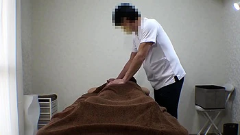 Ángel adolescente asiática tienta en casting POV