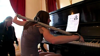 Deutsche Domina löst Fesseln des Subs