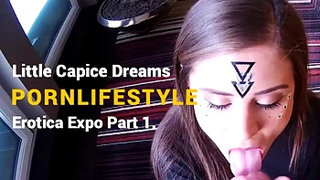 Худая порноактриса Литтл Капрайс мастурбирует в чулках