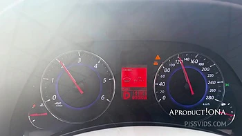 Nina pisse sur mon pare-brise en public