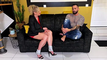 Sallys tätowierte Milf-Titten gierig nach mehr