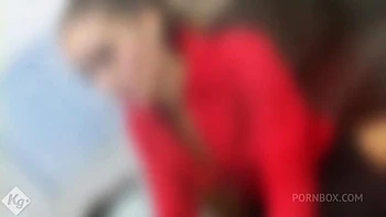 Секретарша смешанной расы трахает большой член в офисе