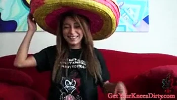 Sarai lutscht Schwanz mit riesigen Titten