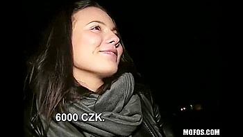 Vanessa Decker suce en voiture avec ses grosses nichons