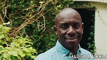 Mariska Xs brünette Milf wird draußen von großem Schwanz gefickt