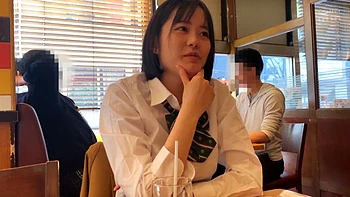 Japanische Schönheit fickt Doggy und lutscht Schwanz