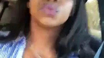 Gata sexy dirigindo com peitos de fora: amadora solo