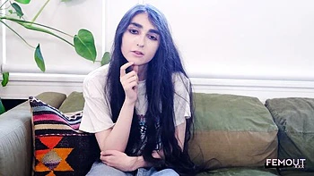 Tgirl emo delgada con tetas pequeñas se masturba sola