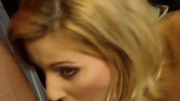 Loira Melissa Black chupa pau de joelhos