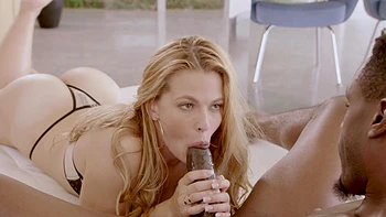 Blonde Sloan Harper reitet auf Jasons großem schwarzen Schwanz