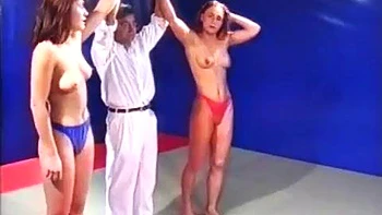 Хана Эдита трахает в фетиш-рестлинге