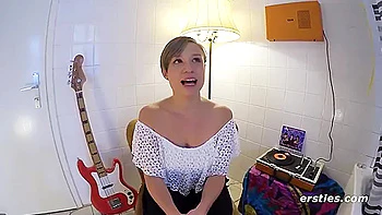 Orgie lesbienne allemande à 4, suçant des putes chaudes