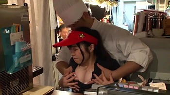 Amatrice japonaise suce profond et tripote en public