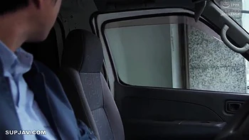 Baisée asiatique en POV non coupé avec brune