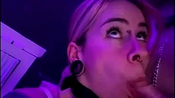 Chicas amateur chupando y siendo folladas a cuatro