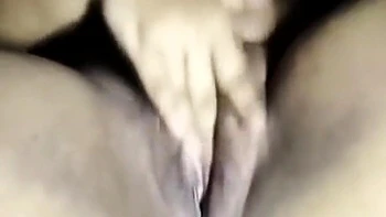 Desi Mädchen fummelt ihre behaarte Muschi allein