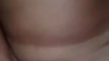 Fille Assamese poilue se branle avec des jouets