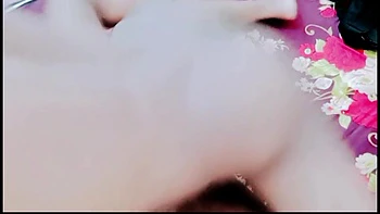 Adolescente 18+ baisée dur en levrette et missionnaire par le réalisateur