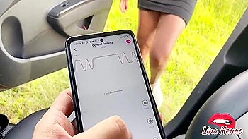 Сводный брат заставляет меня струйно кончать на публике