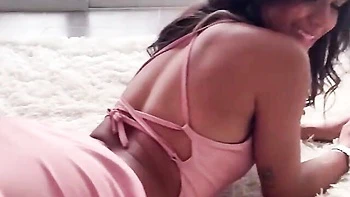 Chica sexy en vestido rosa y tacones rojos posando desnuda