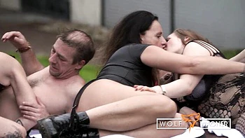 Madre amateur cachonda se masturba fuera para swingers