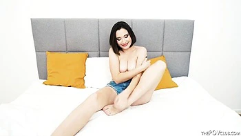 Fille ukrainienne suce lentement grosse bite noire en gros plan