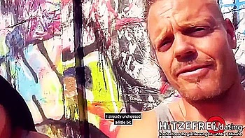 Горячая немка с тату и большим задом трясет попой на улице