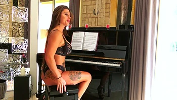 Laury, die geile französische MILF mit großen Titten im Dessous