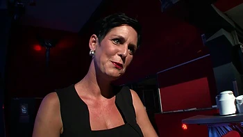 Мамка с большими сиськами доминирует, пальцами трахает жопу, унижает