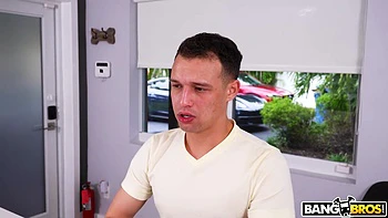 Belle-soeur suce et se fait baiser fort à la fête