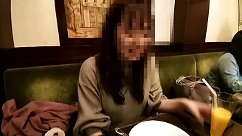 Belle épouse asiatique trompée avec baisers profonds