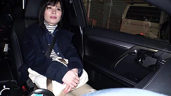 Japanische Milf in schwarzen Strümpfen mit Toys