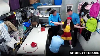 Vier große Schwänze ficken kleine Latina-Diebinnen