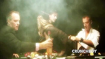 Goth-Schlampe mit großen Titten wird anal gefickt und von Freunden vollgespritzt