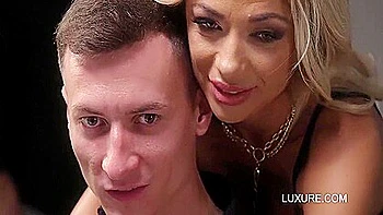 Blonde Milf wird brutal doppelt gefistet