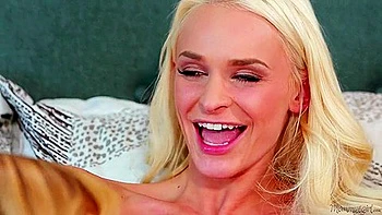 Madrastra milf y adolescente lesbianas en fantasía