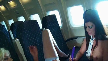 Reife Cougar Linsey & Puma Swede vögeln lesbisch