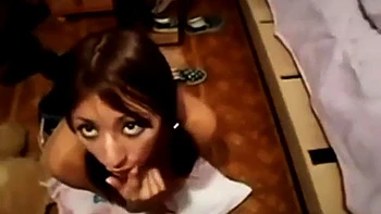 Latina amateur chupa y se folla a cuatro patas