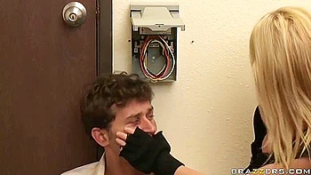 Loira Madison Scott chupando pau grande no escritório